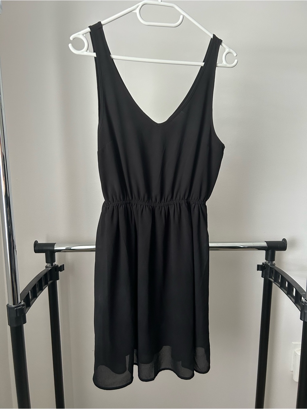 H&M Black V-Neck Sleeveless Dress